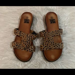 Muk Luks leopard print T strap sandal womens sz 6